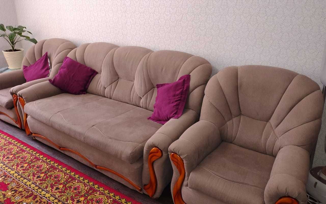 Диван с двумя креслами