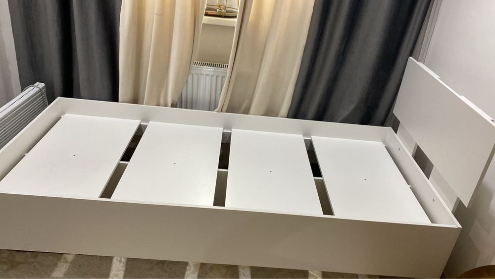 Кровать и комод