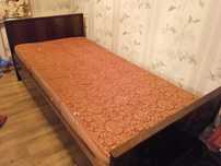 Кровать с матрацем.