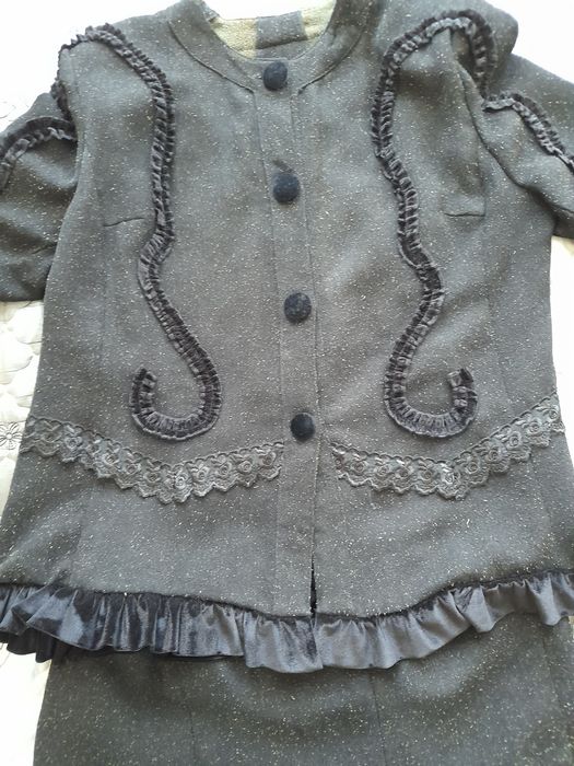 Елегантен дамски костюм.