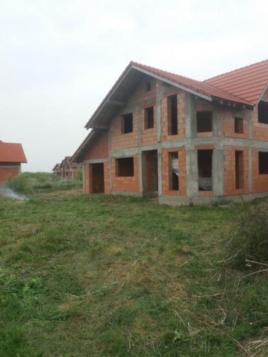 Echipa meseriasi executam case la rosu.