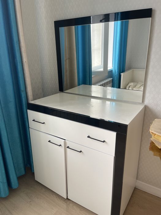 Комод с зеркалом в спальню