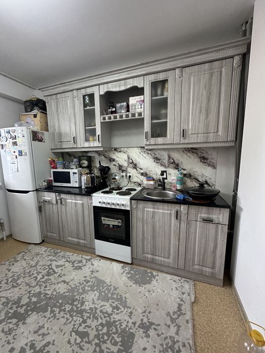 Кухня, продам кухонный гарнитур и электроплиту , все в хорошо работает