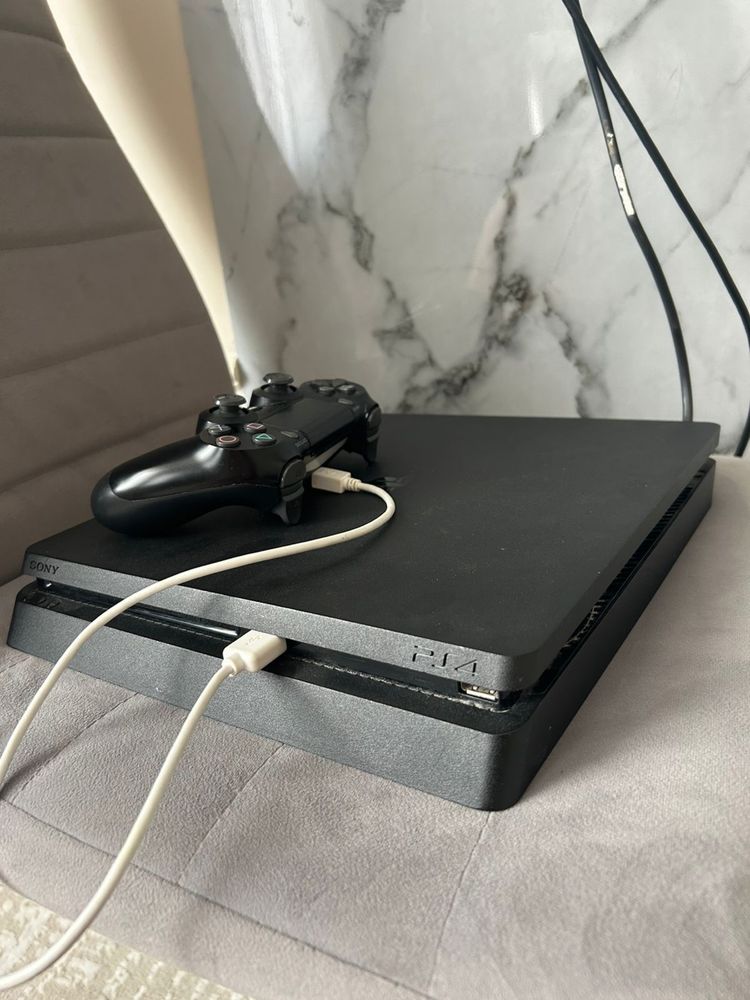Срочно продается PS 4 SLIM