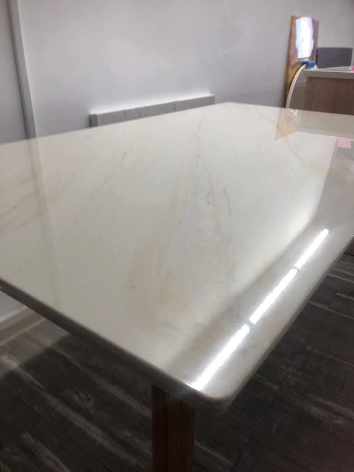 Обеденный стол из литьевого мрамора