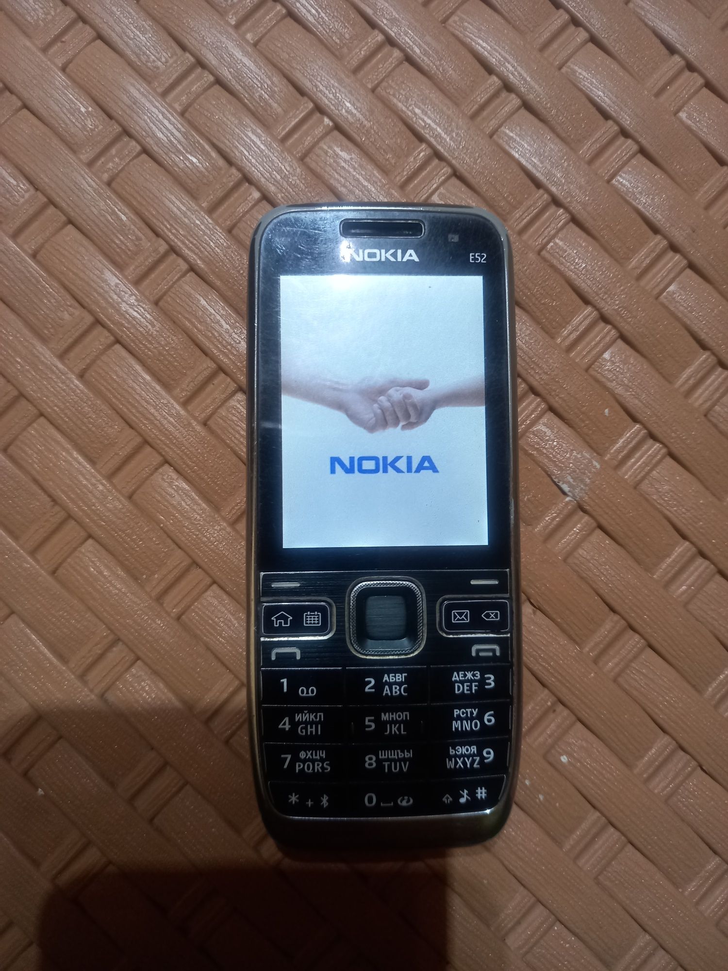 Телефон Nokia E52 бг меню