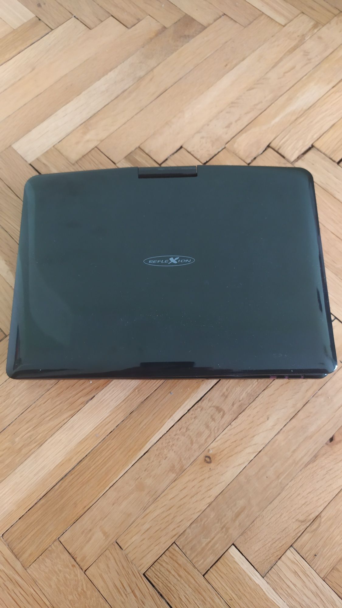 Преносим DVD player REFLEXION DVD 8213.
