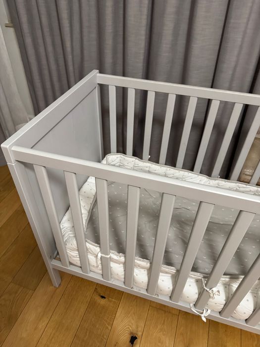 Vand patut bebe Ikea cu saltea si protectie textila