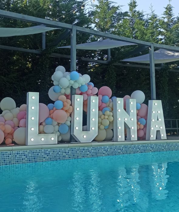Litere volumetrice luminoase