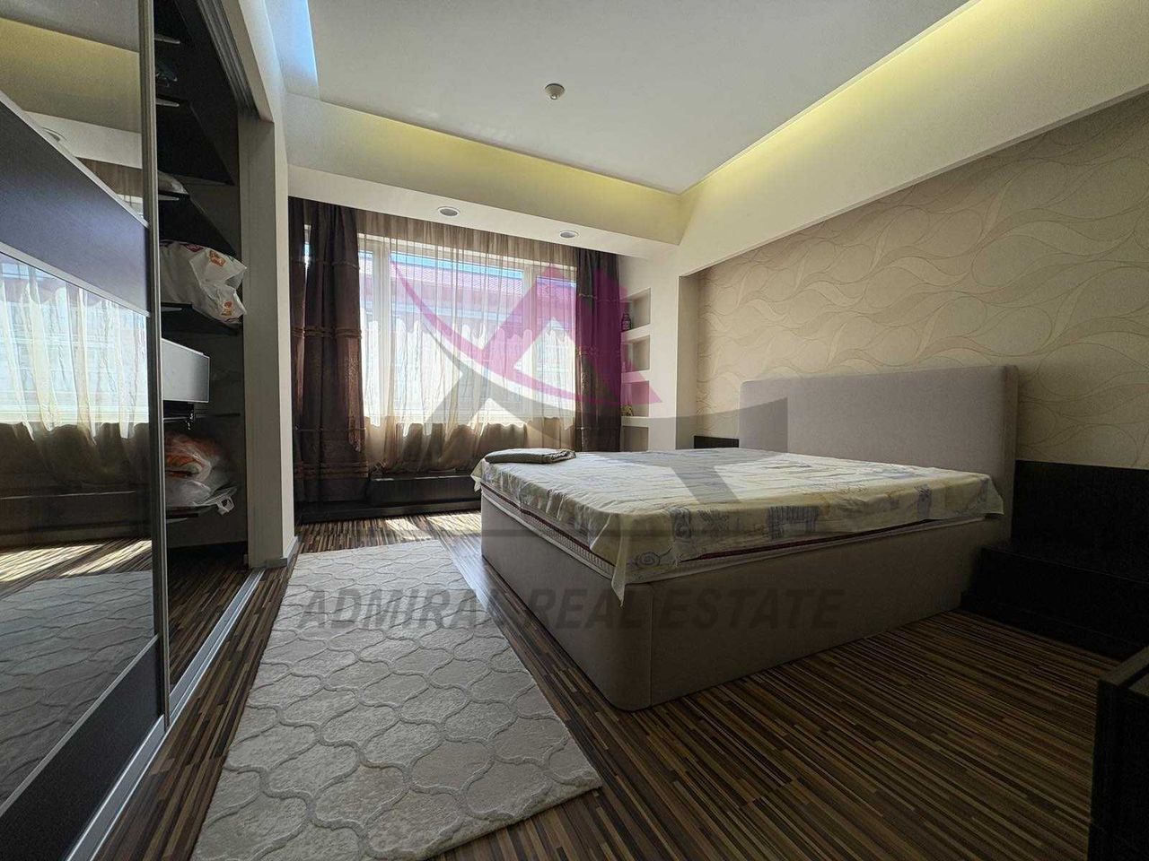Дава се под наем Тристаен апартамент в Варна, Център - 107 кв.м за 950 € - Снимка #3