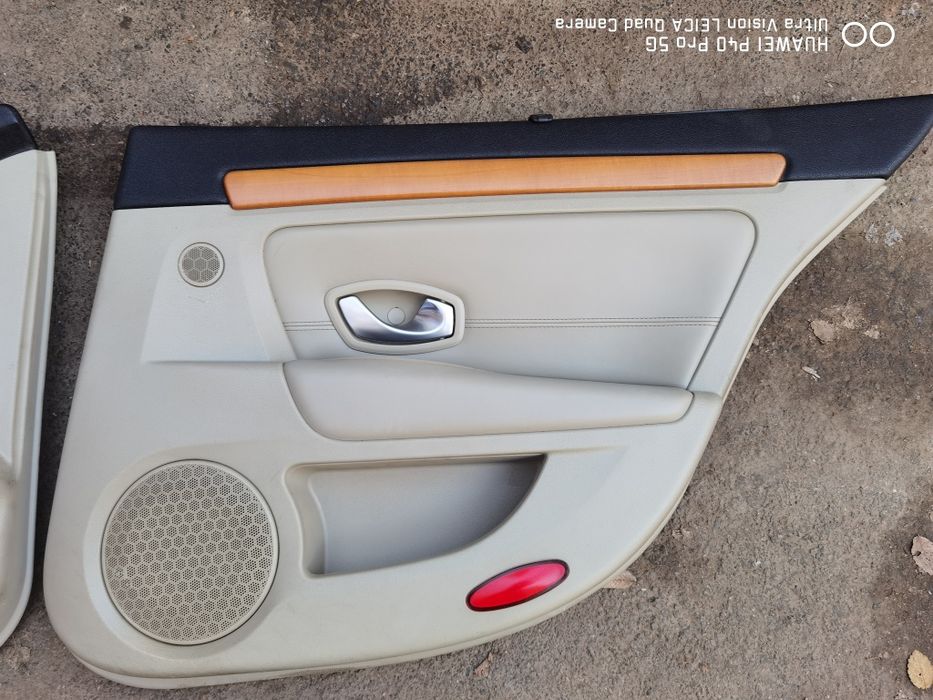 Satoza fata usa Renault Laguna 3