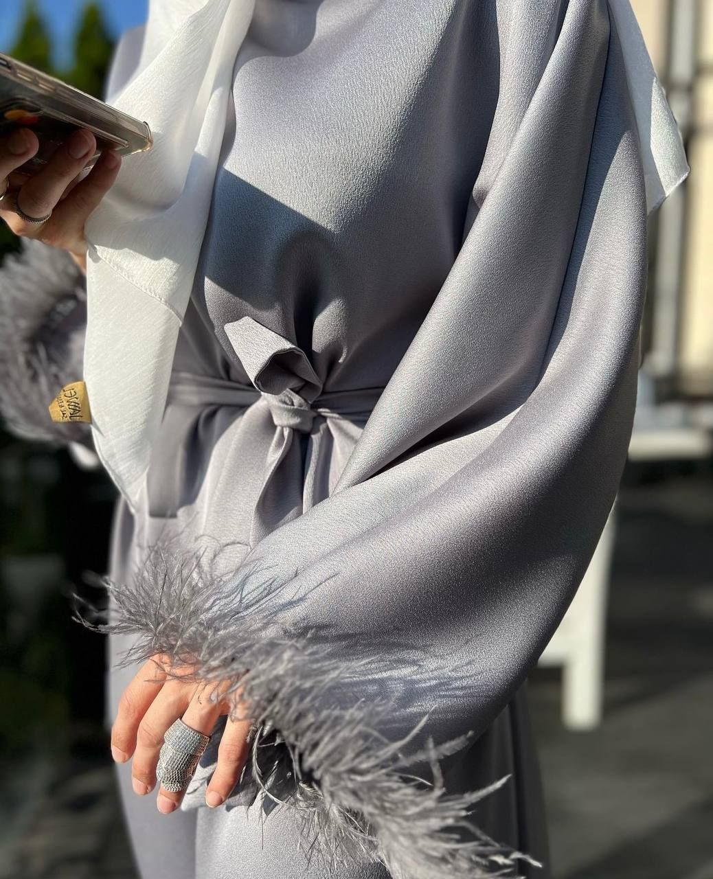 Серое платье с перьями и Абая Dior