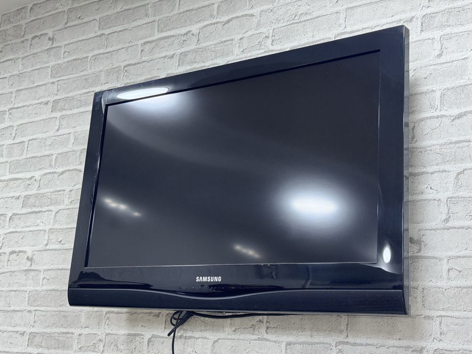 Продается телевизор и мебель для офиса