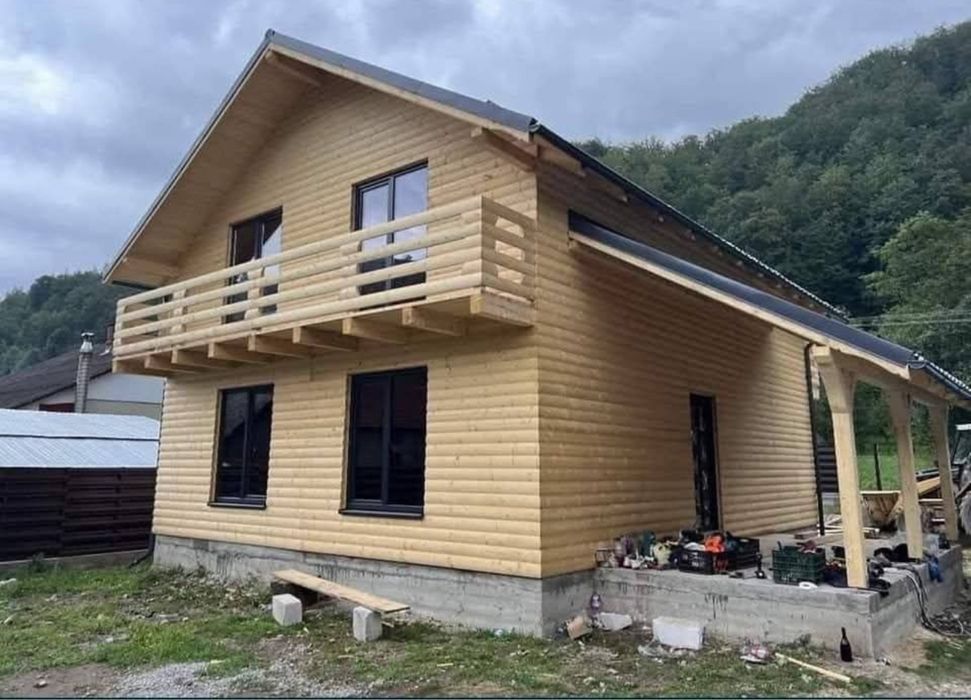 Vand case din lemn si pe structura metalica