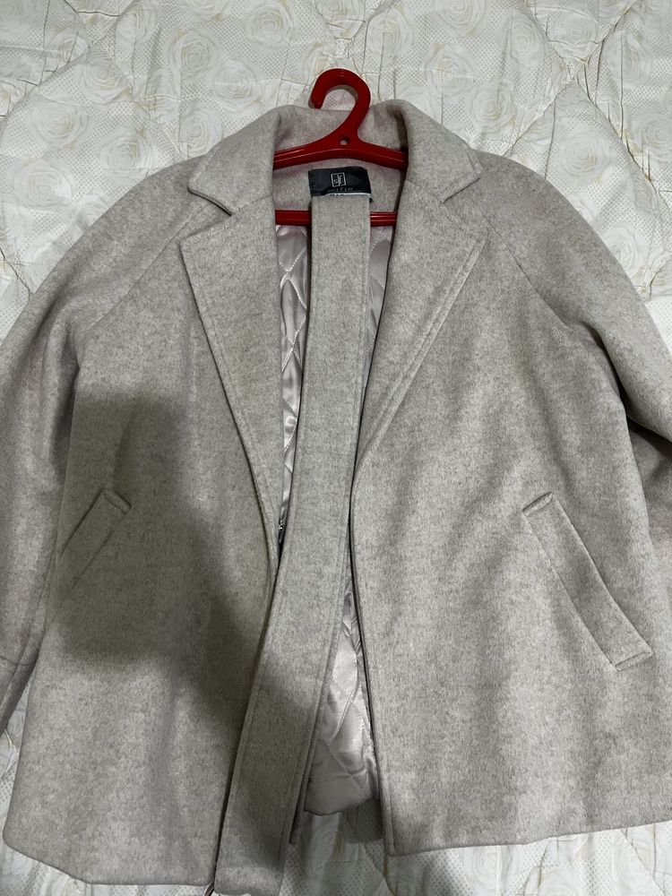 Женское короткое пальто бежевый цвет размер ‘’M’’