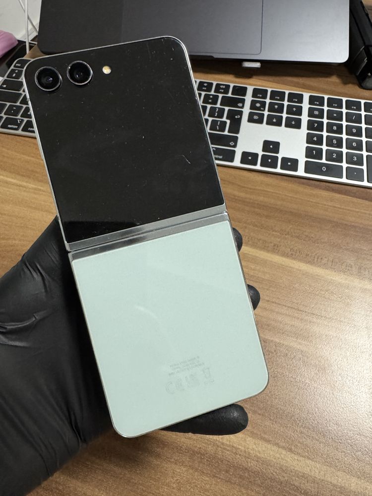 Samsung Galaxy Z Flip5 / 256 gb / Green |