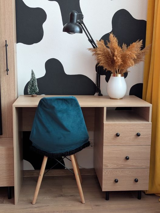 Продам письменный стол с ящиками.