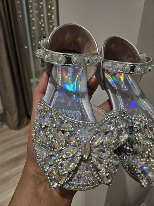 Продам детские туфли нарядные