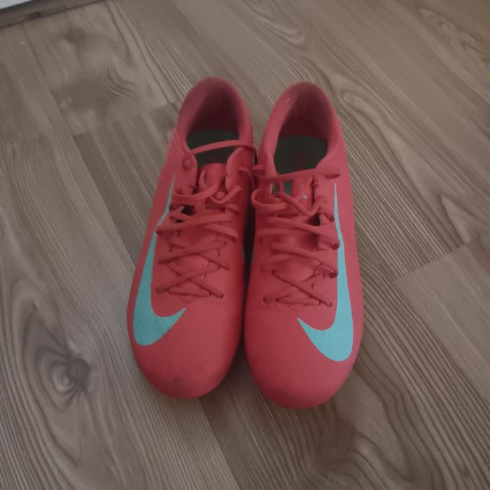 Ghete nike de teren iarba