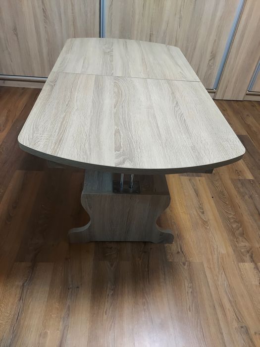 Разтегателна маса с повдигащ механизъм.