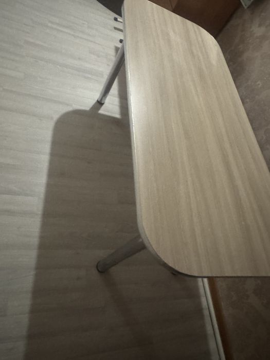 Продам кухонный стол б/у в хорошем состоянии очень коасивый