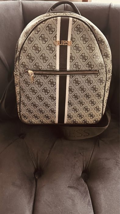 Раници и чанта Guess