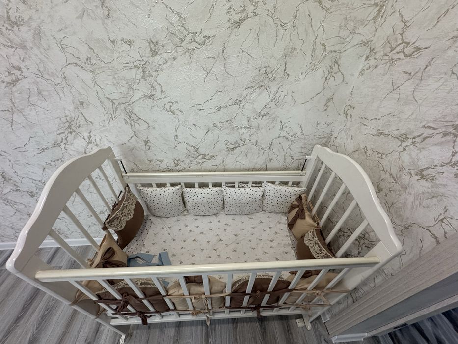 Манеж с подушками