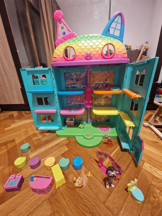 Casa lui Gabby Part House, lumina si sunetul, set de joaca cu figurine