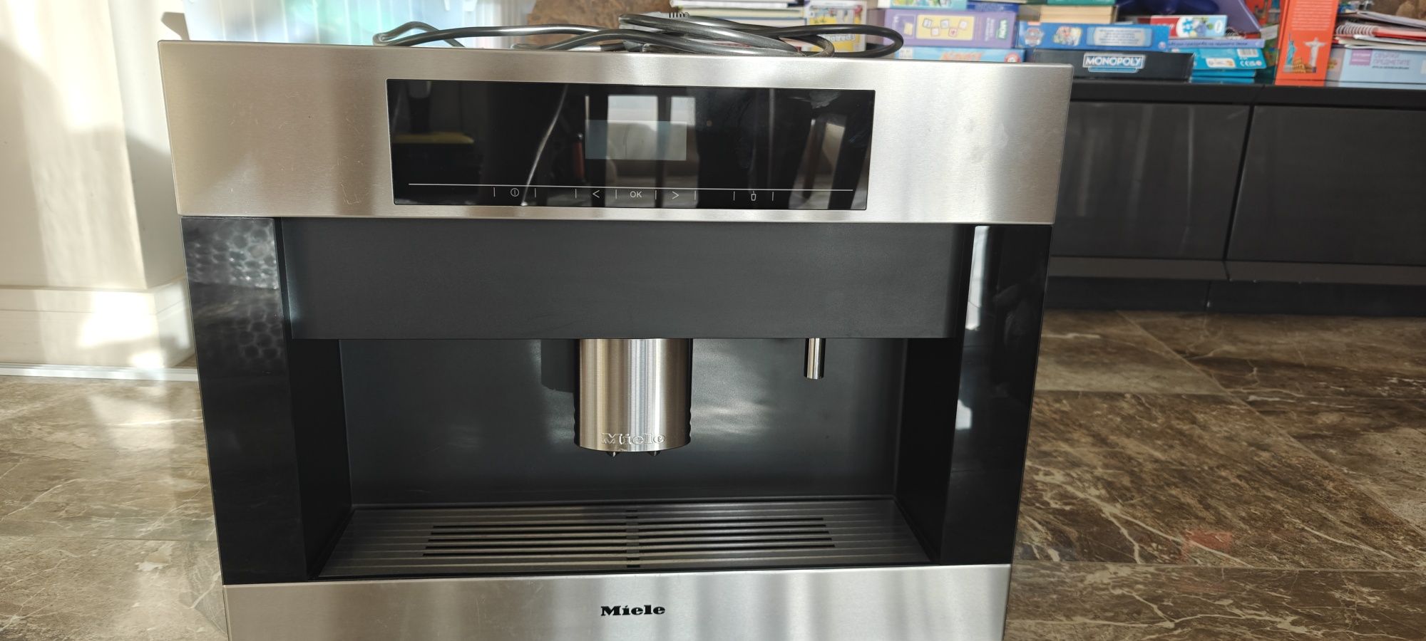 Кафе машина за вграждане Miele