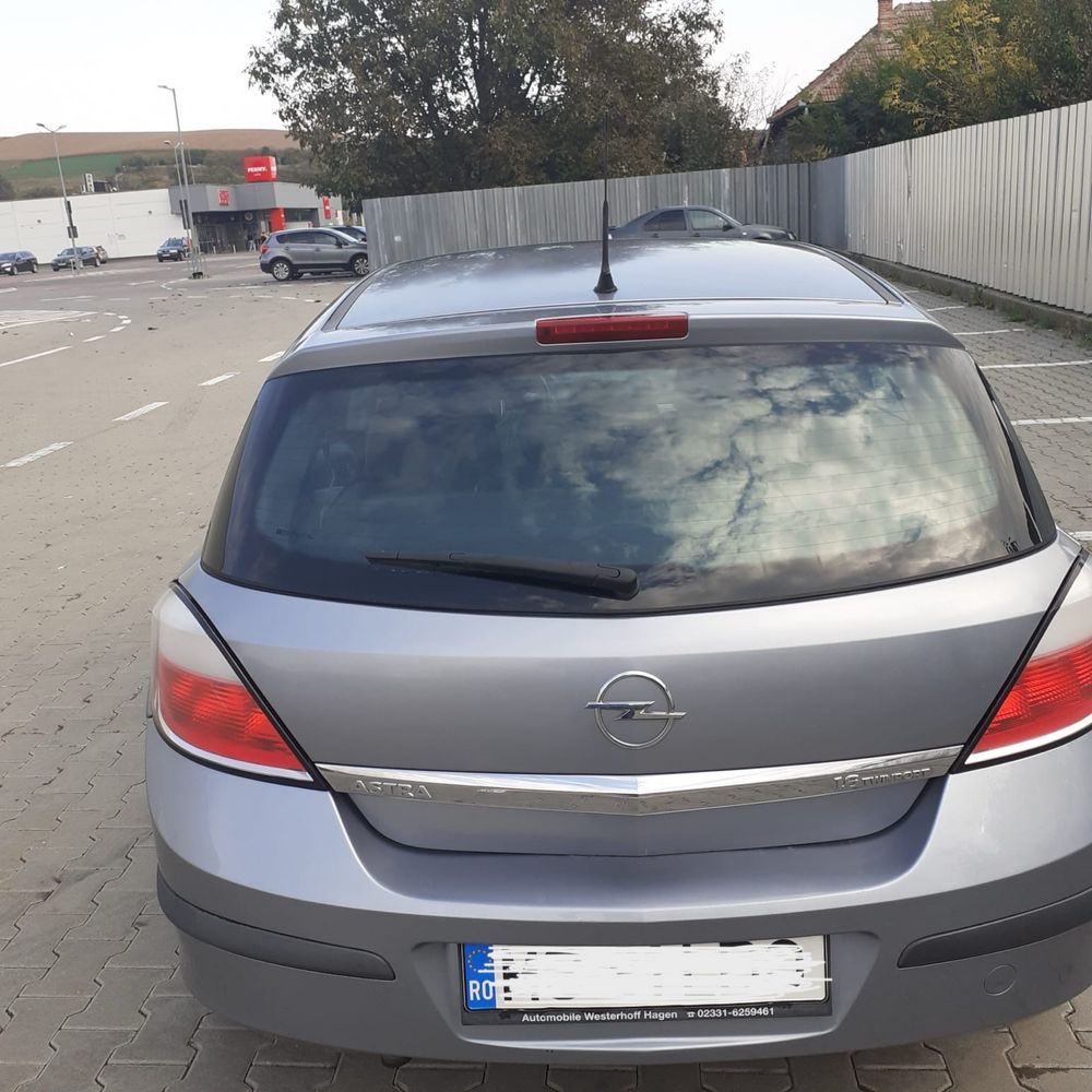 Mașina Opel Astra