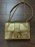 Златна чанта на Dior