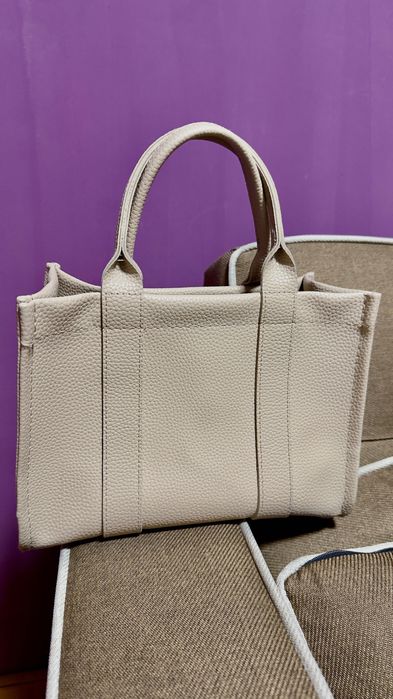 Бежова дизайнерска чанта The Tote Bag