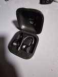 Casti beats by dre in ear