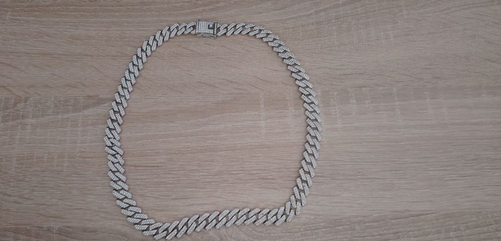 lant cuban argintiu cu pietre si o cruce argintie cu pietre