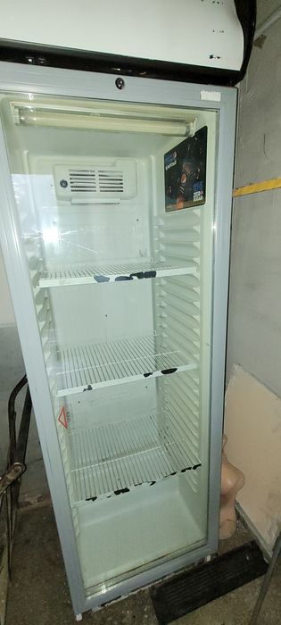 Продам холодильную витрину