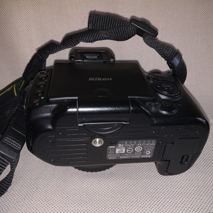 Nikon D5000 + obiectiv Nikon 18–55mm + multe accesorii