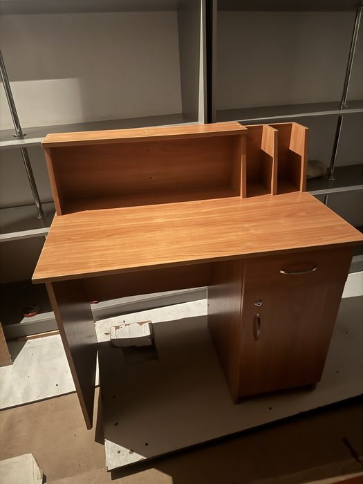 Письменный деревянный стол