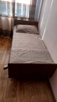 Продаются  одно спальные кровати с матрасами и подушками