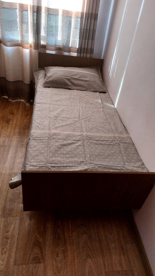 Продаются  одно спальные кровати с матрасами и подушками