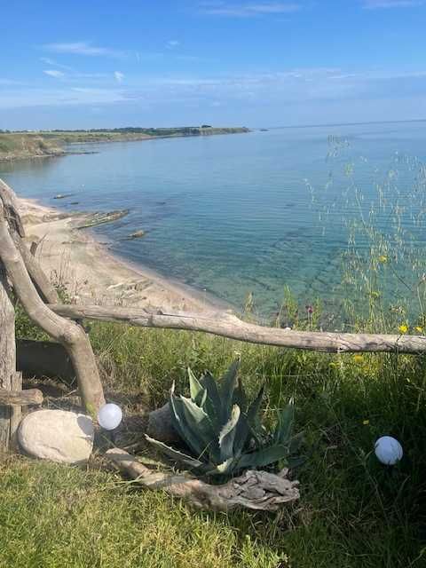 Каравана на брега на морето под наем