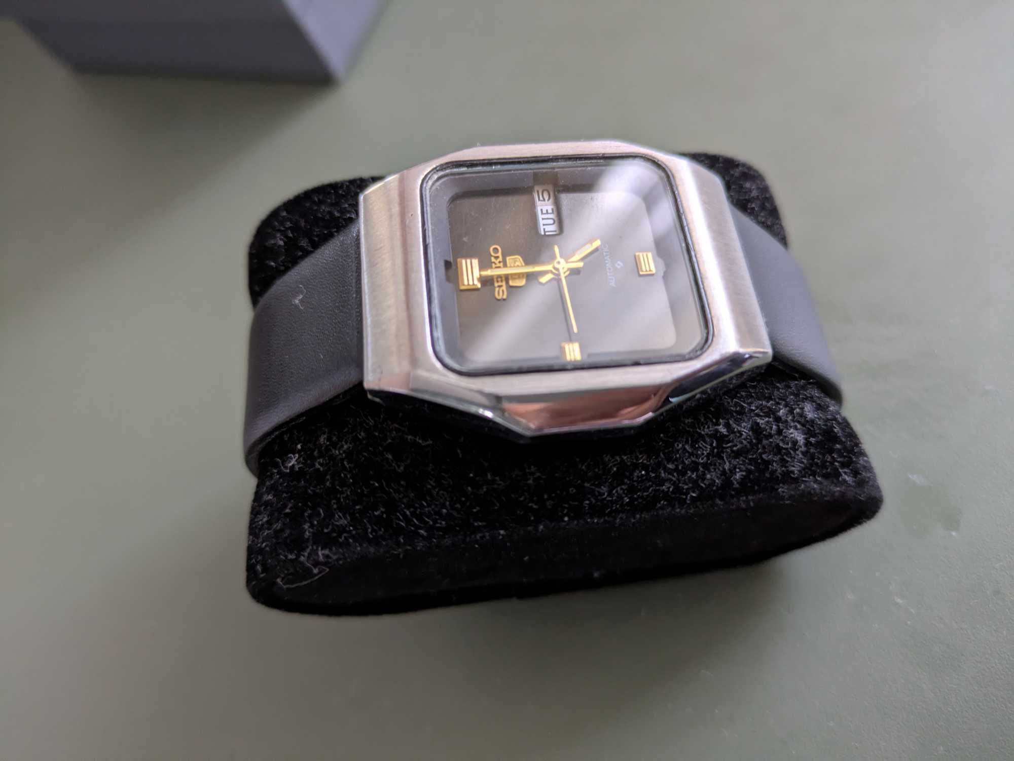 Часовник Seiko 5 Automatic с интересна форма