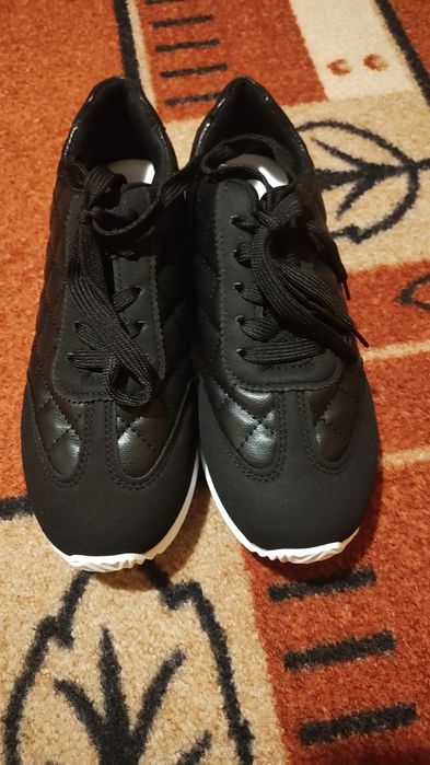 Дамски маратонки 36 номер по 10 лева Дамски ботуши 36 номер 25 лева