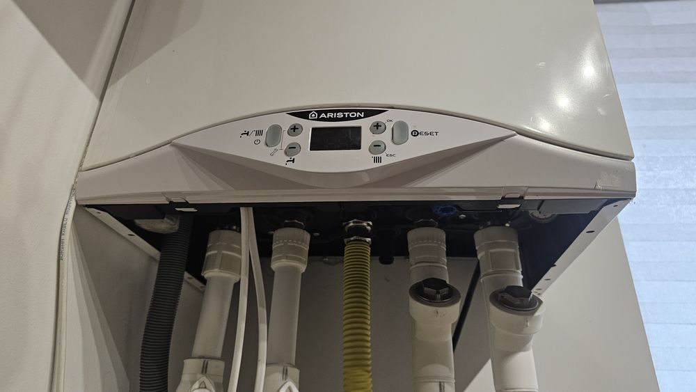 Centrala termica Ariston Cares HS Premium 24kw - pentru PIESE!