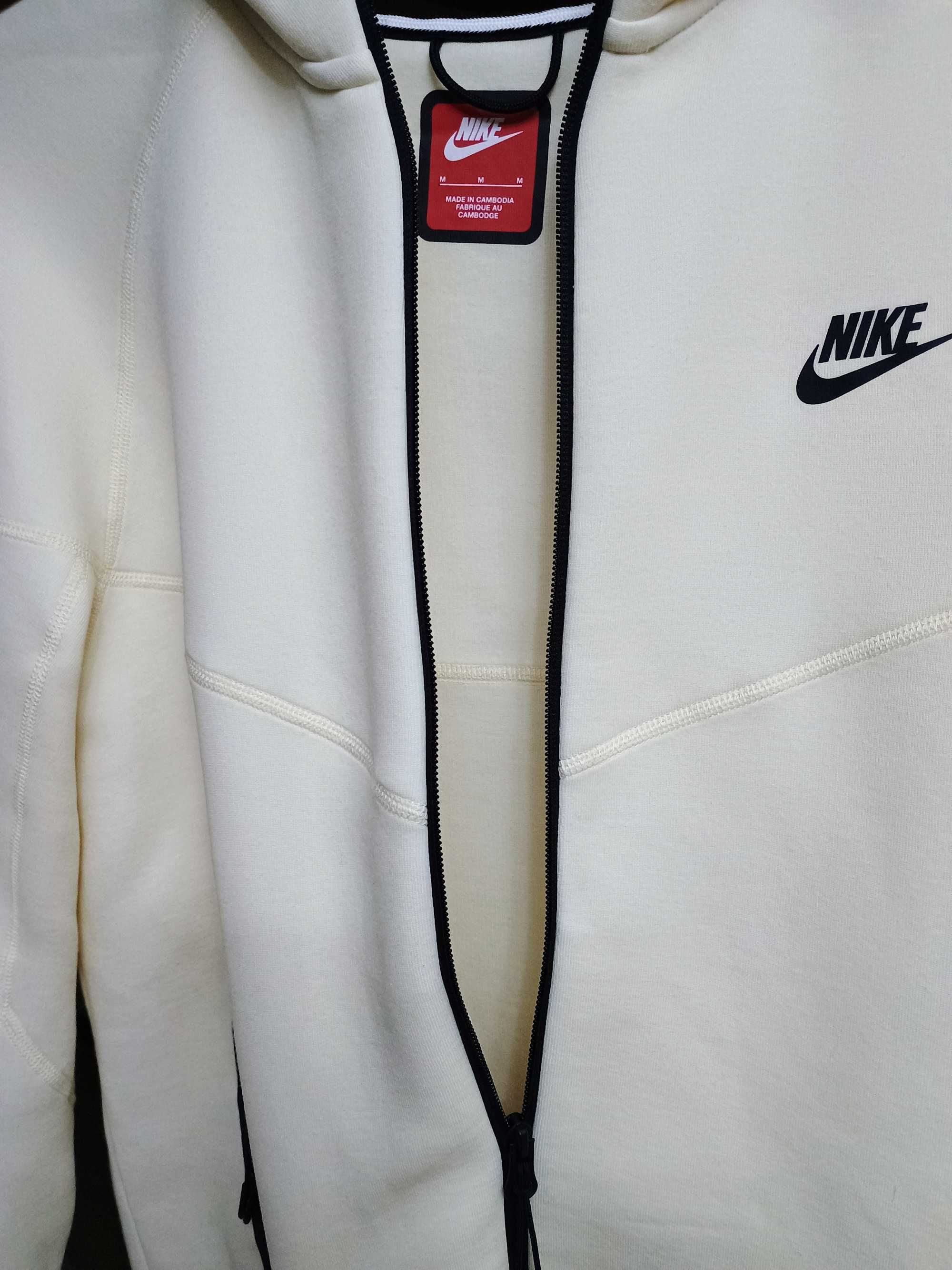 Nike Sportswear Tech Fleece --Горнище, от сайта на Найк, не е носено.