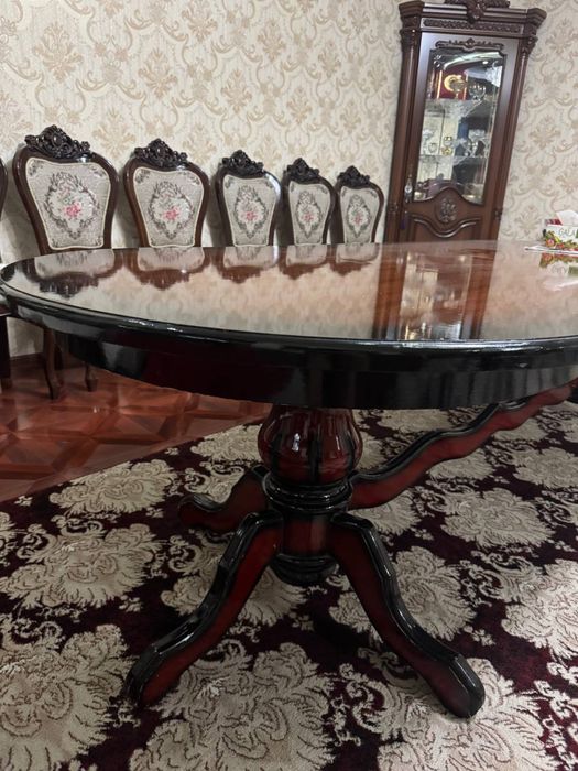 Стол и стулья для гостинной