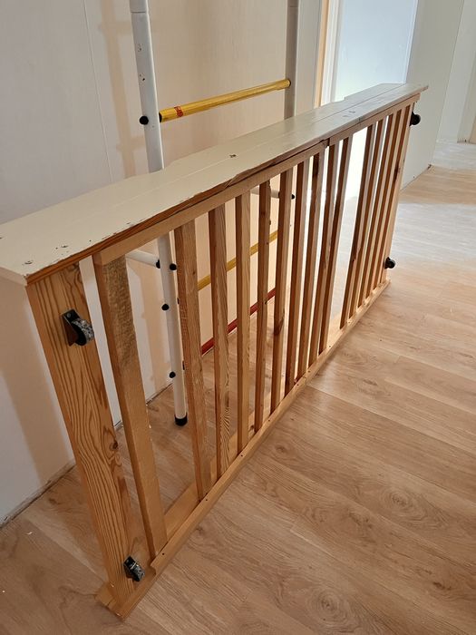 Кровать деревянная шкаф в ванную