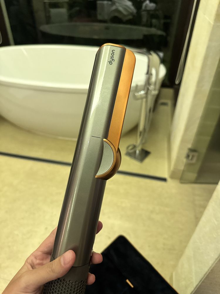 Dyson фен - выпрямитель