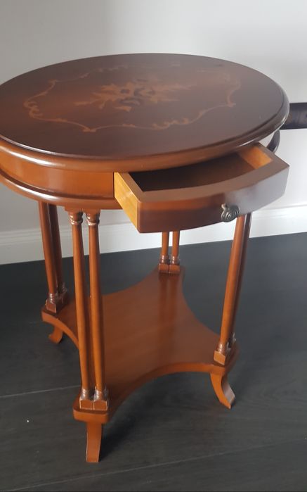 Comodină veche din lemn masiv cu intarsii