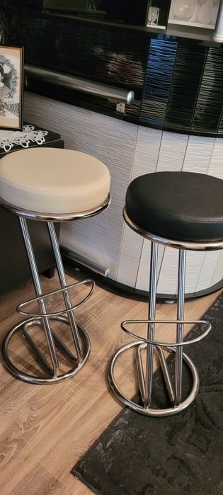Bar bucătărie și două scaune