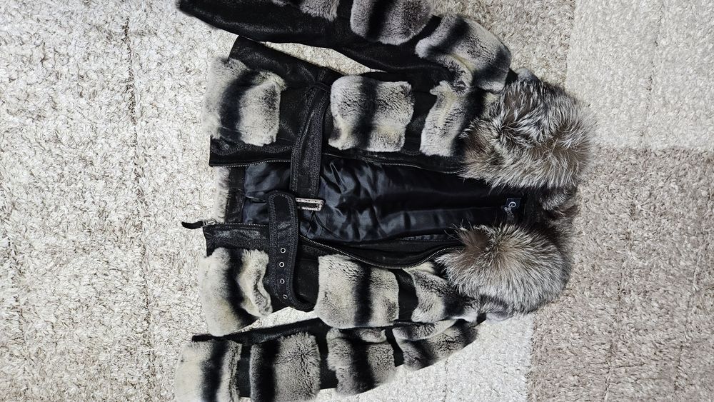 Blană naturală de chinchilla, cu guler din blană de vulpe argintie